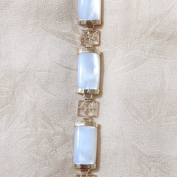 14k Solid Gold White Shell Pearl Bracelet - Picture 6 of 7